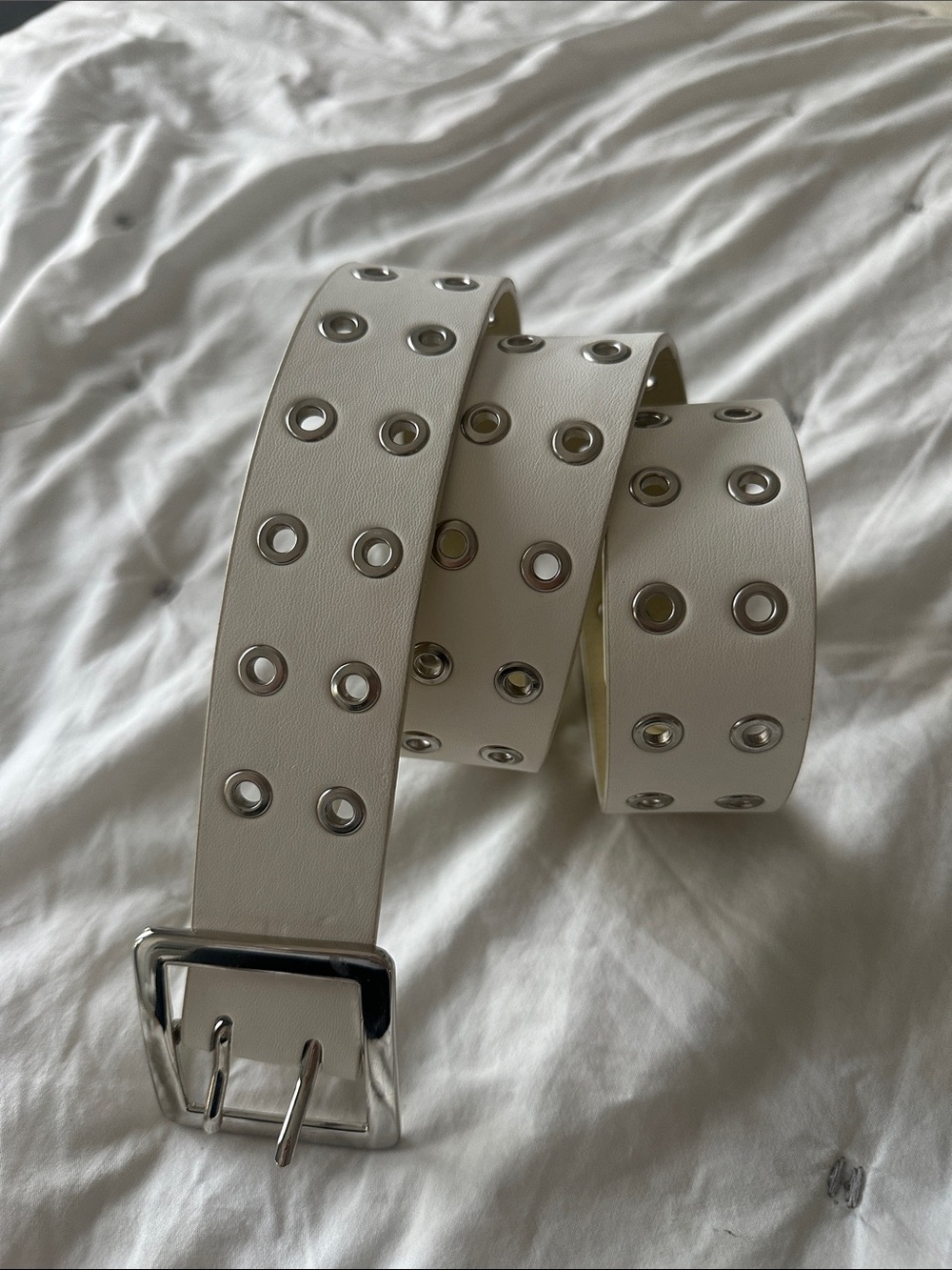 Double-Prong Grommet Belt in white